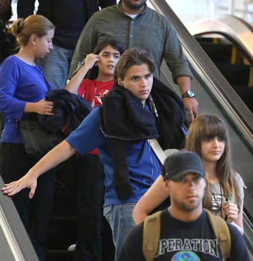 Dzieci Jacksona wracają z rodzinnego domu ojca (FOTO)