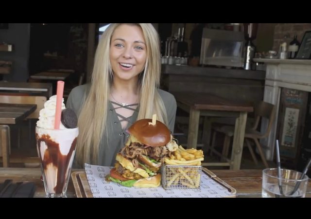 Robi karierę pożerając wielkie porcje jedzenia [VIDEO]