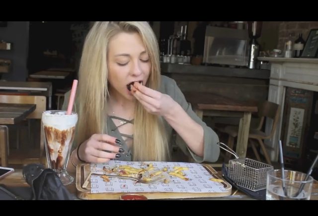 Robi karierę pożerając wielkie porcje jedzenia [VIDEO]