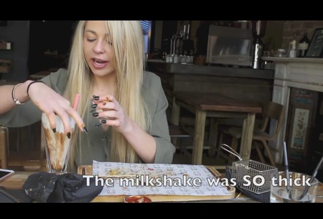 Robi karierę pożerając wielkie porcje jedzenia [VIDEO]