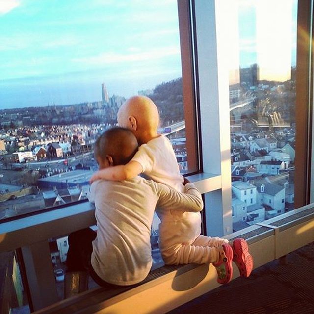 To zdjęcie obiegło świat. Chore dzieci tulą się do siebie To zdjęcie obiegło świat. Chore dzieci tulą się do siebie