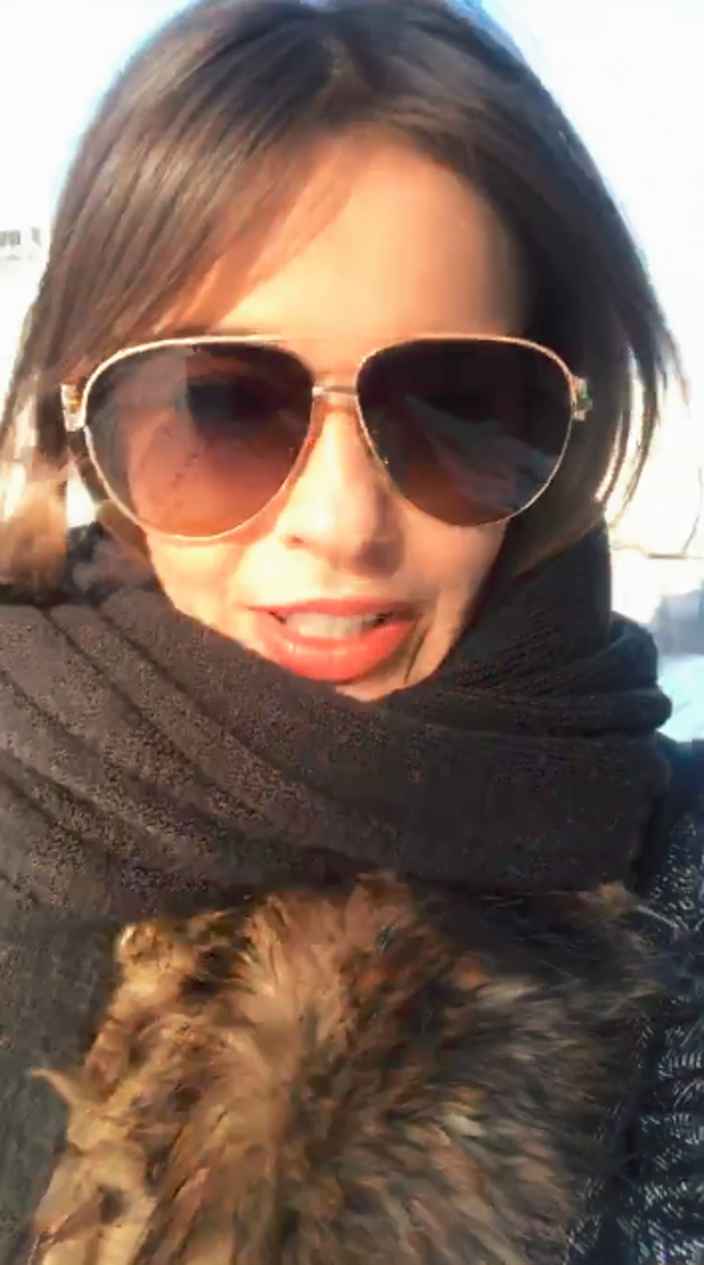 Herbuś na spacerze z psem chwali się nową grzywką