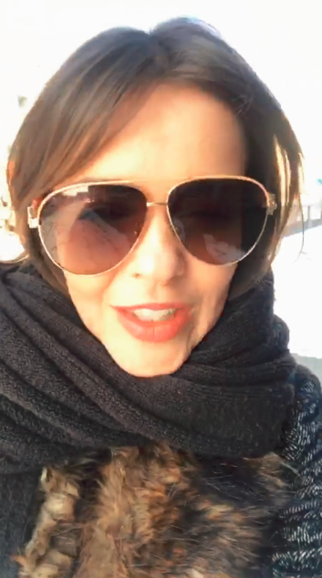 Herbuś na spacerze z psem chwali się nową grzywką