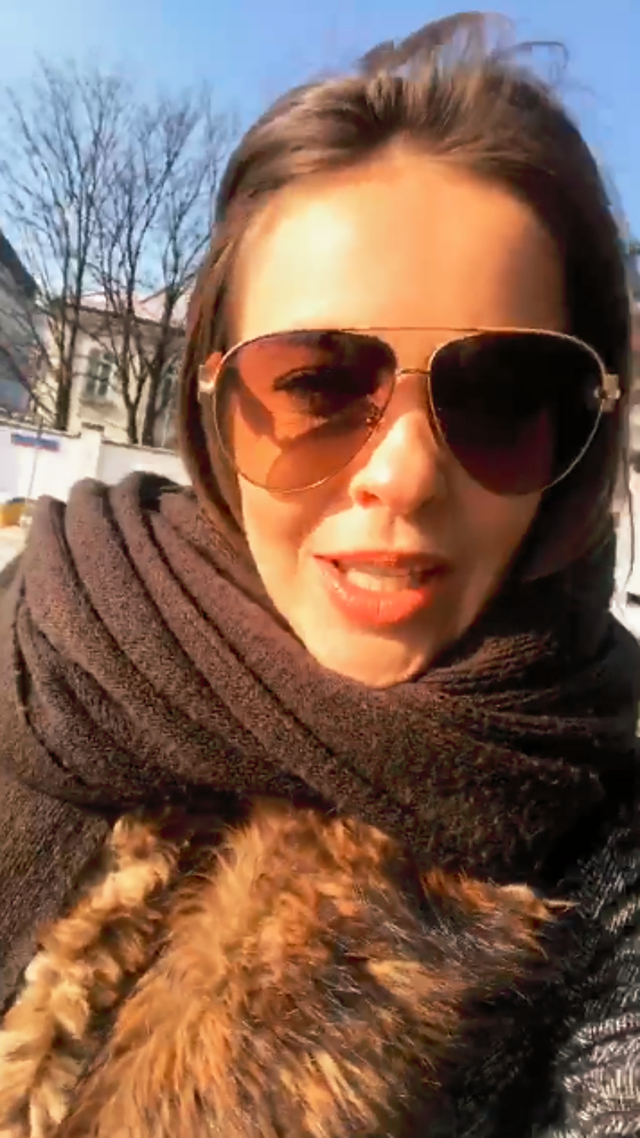 Herbuś na spacerze z psem chwali się nową grzywką