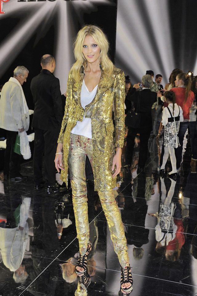 Jak Anja Rubik eksponuje długie, szczupłe nogi Jak Anja Rubik eksponuje długie, szczupłe nogi