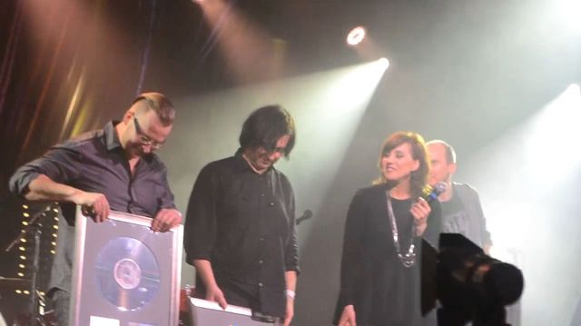 WPADKA przy wręczeniu platynowej płyty Bartosiewicz (VIDEO) WPADKA przy wręczeniu platynowej płyty Bartosiewicz (VIDEO)