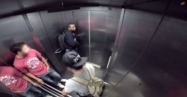 A gdyby tak w windzie złapała Was biegunka? (VIDEO)