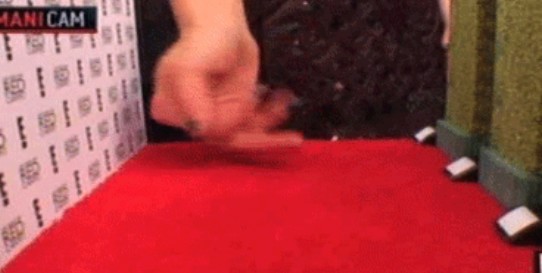 Elisabeth Moss pokazała środkowy palec do kamery