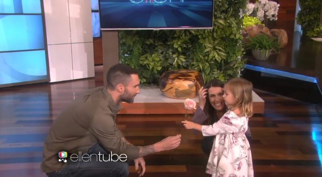 Adam Levine spotkał się z małą fanką, która płakała...