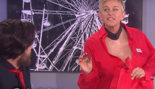 Jamie Dornan przyklejony do łóżka taśmą klejącą! Co ONA mu robi?