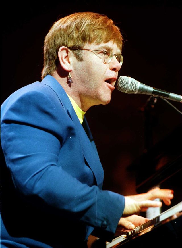 Z OSTATNIEJ CHWILI: Elton John schodzi ze sceny