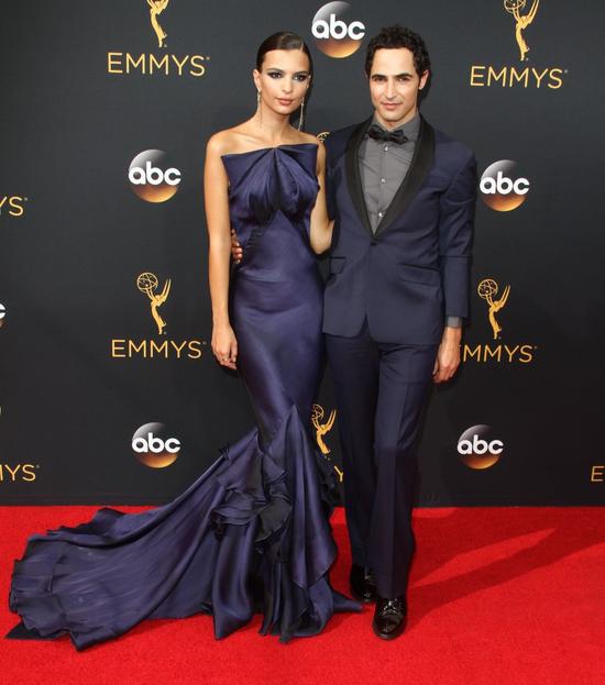 Ten moment, gdy zastanawiasz się, CO JEST NIE TAK z makijażem Emily Ratajkowski Ten moment, gdy zastanawiasz się, CO JEST NIE TAK z makijażem Emily Ratajkowski