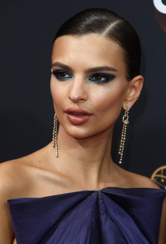 Ten moment, gdy zastanawiasz się, CO JEST NIE TAK z makijażem Emily Ratajkowski Ten moment, gdy zastanawiasz się, CO JEST NIE TAK z makijażem Emily Ratajkowski