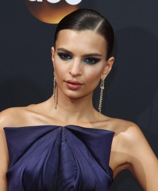 Ten moment, gdy zastanawiasz się, CO JEST NIE TAK z makijażem Emily Ratajkowski Ten moment, gdy zastanawiasz się, CO JEST NIE TAK z makijażem Emily Ratajkowski