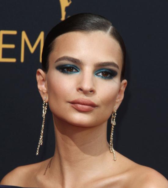 Ten moment, gdy zastanawiasz się, CO JEST NIE TAK z makijażem Emily Ratajkowski Ten moment, gdy zastanawiasz się, CO JEST NIE TAK z makijażem Emily Ratajkowski
