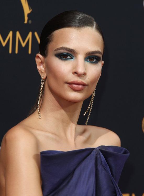 Ten moment, gdy zastanawiasz się, CO JEST NIE TAK z makijażem Emily Ratajkowski 