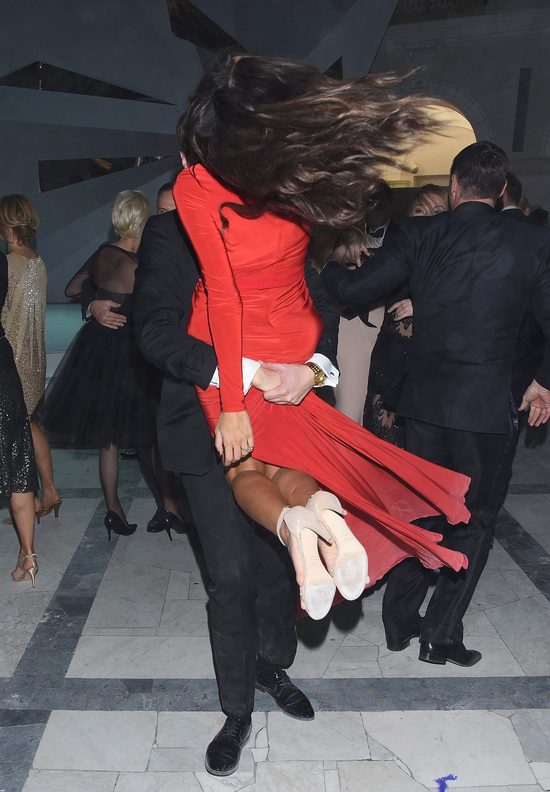 Ups! Agrafka nie wytrzymała napięcia (FOTO)