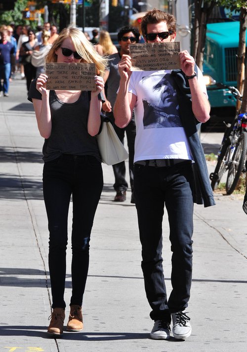 Stone i Garfield chodzą po mieście z kartkami (FOTO)