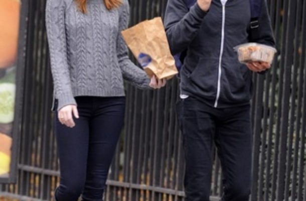 Aktor też człowiek! Emma Stone karmi ukochanego (FOTO)