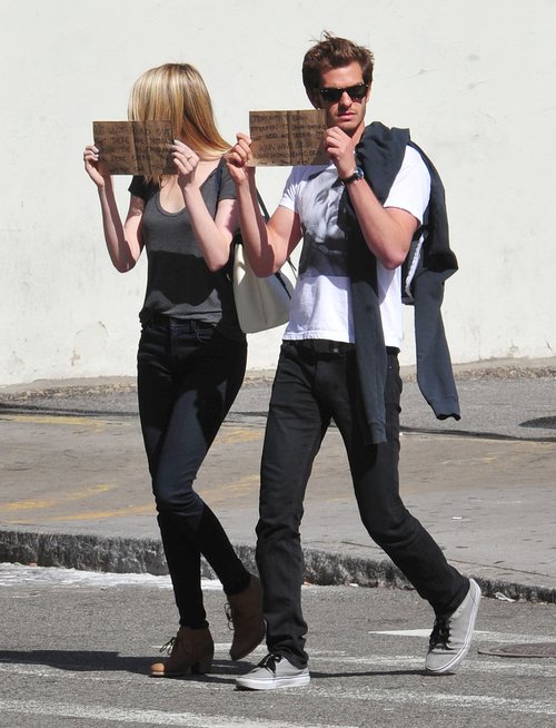 Stone i Garfield chodzą po mieście z kartkami (FOTO)