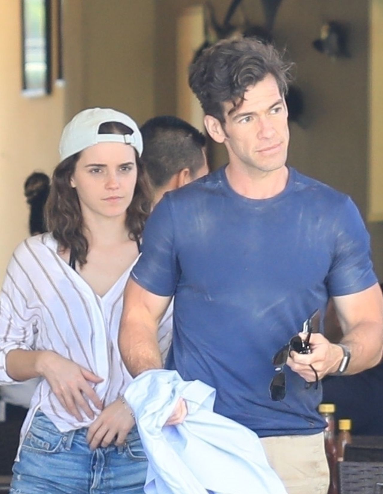 Emma Watson całuje się z nowym chłopakiem, Brendanem Wallacem, w knajpc