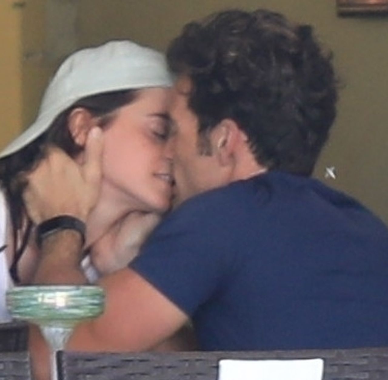 Emma Watson całuje się z nowym chłopakiem, Brendanem Wallacem, w knajpc