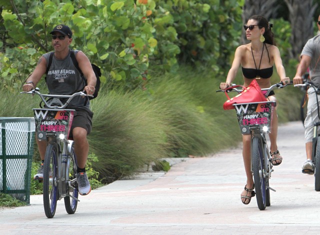 Piosenkarz i jego seksowna żona na rowerach (FOTO)