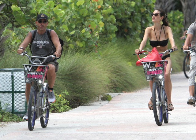 Piosenkarz i jego seksowna żona na rowerach (FOTO)