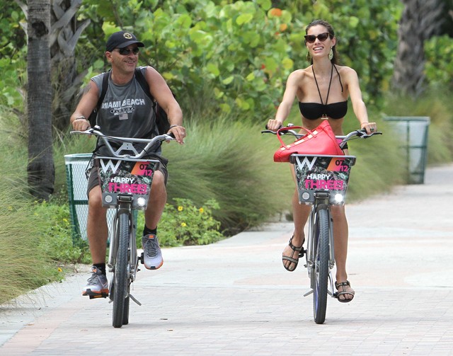 Piosenkarz i jego seksowna żona na rowerach (FOTO)