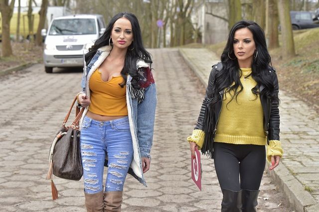 Godlewska pręży się przy instrumencie (Instagram)