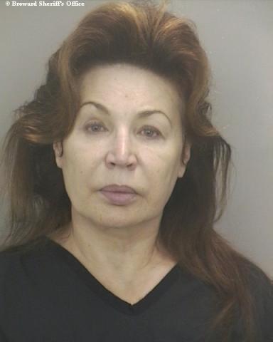 Ewa Lemańska-Roycewicz tłumaczy zdjęcie z aresztowania