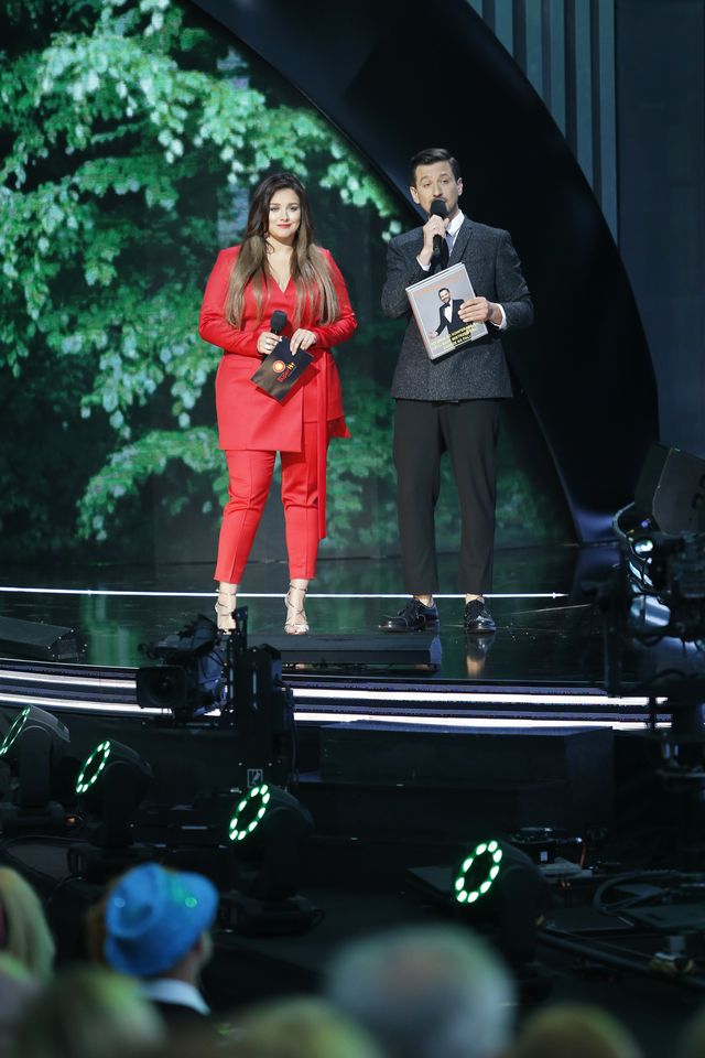 Ewa Farna i jej okropne DOCZEPY na scenie festiwalu w Sopocie (ZDJĘCIA)