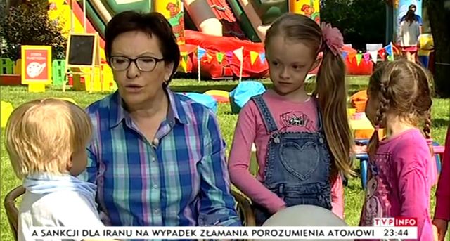 3-letni wnuczek Ewy Kopacz przerwał wywiad (VIDEO) 3-letni wnuczek Ewy Kopacz przerwał wywiad (VIDEO)