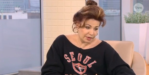 Ewa Lemańska-Roycewicz tłumaczy zdjęcie z aresztowania