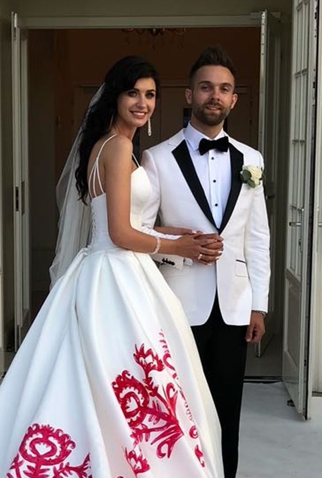 Ewa Mielnicka wyszła za mąż - jej suknia ślubna była niezwykła (ZDJĘCIA) Ewa Mielnicka wyszła za mąż - jej suknia ślubna była niezwykła (ZDJĘCIA)