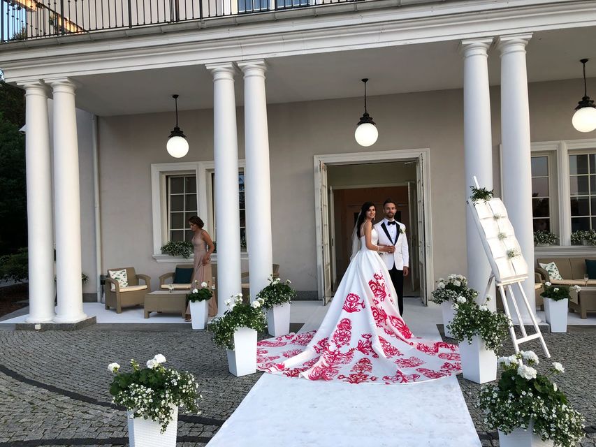 Ewa Mielnicka wyszła za mąż - jej suknia ślubna była niezwykła (ZDJĘCIA) Ewa Mielnicka wyszła za mąż - jej suknia ślubna była niezwykła (ZDJĘCIA)