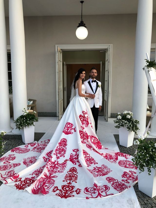 Ewa Mielnicka wyszła za mąż - jej suknia ślubna była niezwykła (ZDJĘCIA) Ewa Mielnicka wyszła za mąż - jej suknia ślubna była niezwykła (ZDJĘCIA)