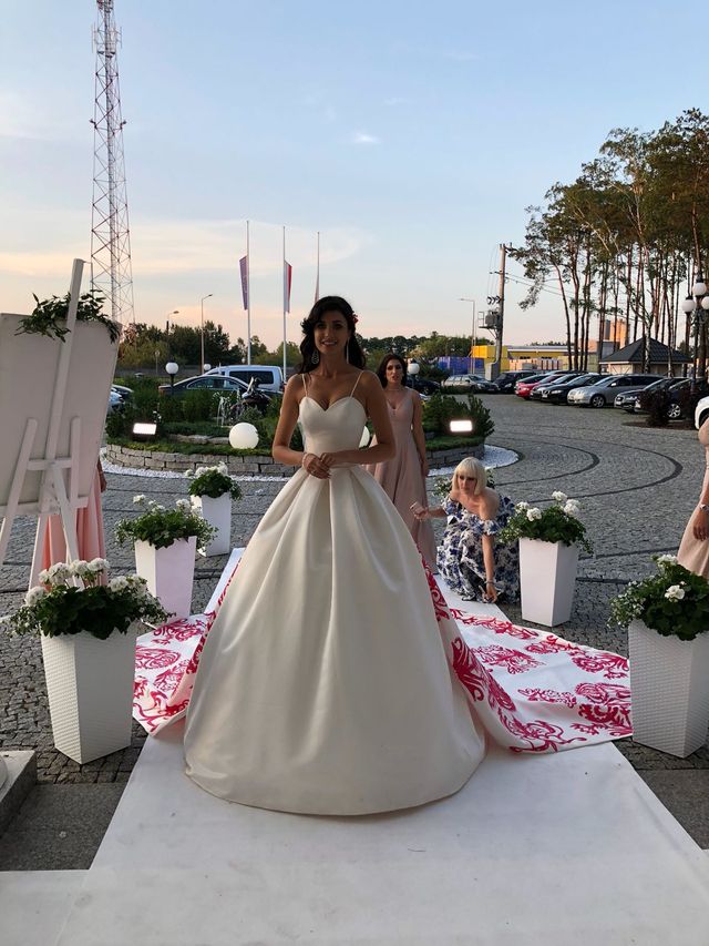 Ewa Mielnicka wyszła za mąż - jej suknia ślubna była niezwykła (ZDJĘCIA) Ewa Mielnicka wyszła za mąż - jej suknia ślubna była niezwykła (ZDJĘCIA)