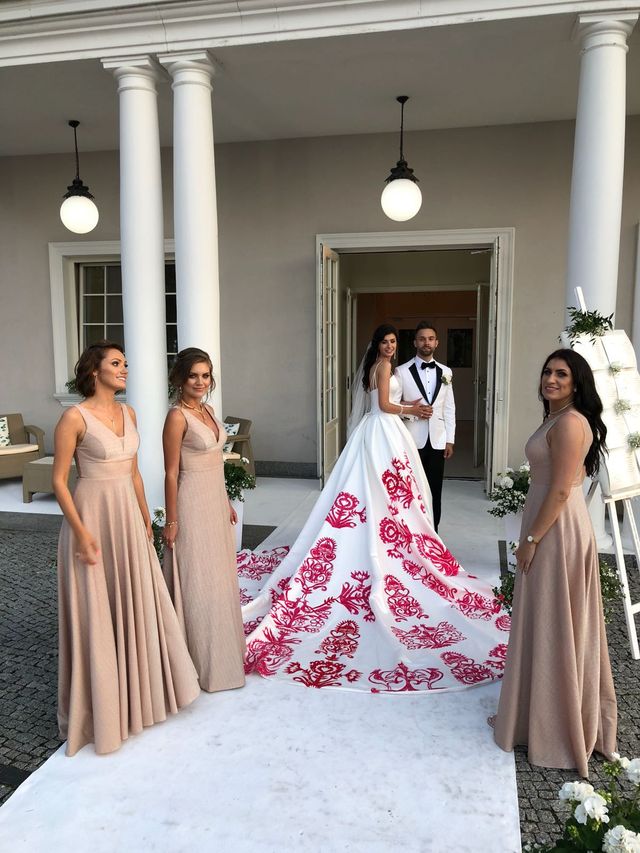 Ewa Mielnicka wyszła za mąż - jej suknia ślubna była niezwykła (ZDJĘCIA) Ewa Mielnicka wyszła za mąż - jej suknia ślubna była niezwykła (ZDJĘCIA)