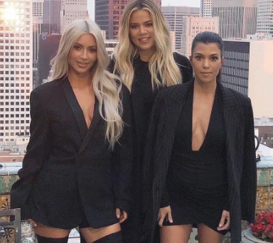 Ludzie myślą, że Khloe użyła na tym zdjęciu Kim i Kourt, by ukryć brzuch Ludzie myślą, że Khloe użyła na tym zdjęciu Kim i Kourt, by ukryć brzuch