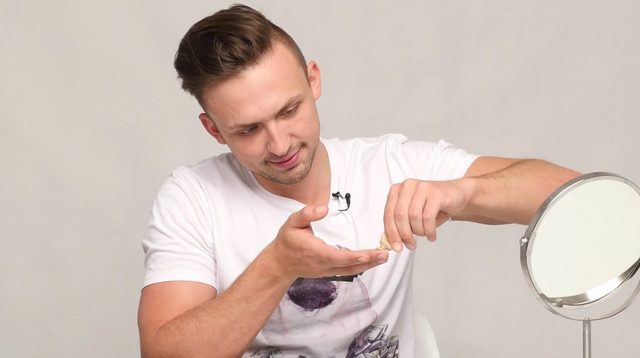Musicie to zobaczyć. Faceci robią sobie makijaże [VIDEO]