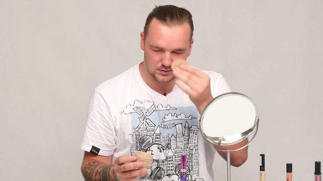 Musicie to zobaczyć. Faceci robią sobie makijaże [VIDEO]