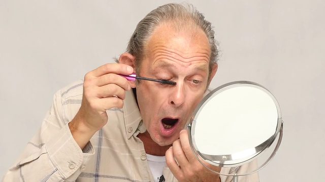 Musicie to zobaczyć. Faceci robią sobie makijaże [VIDEO]