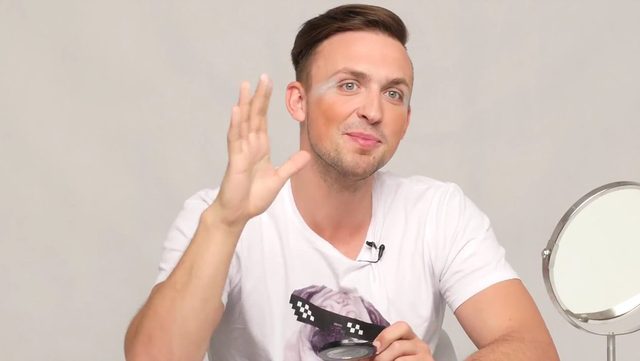 Musicie to zobaczyć. Faceci robią sobie makijaże [VIDEO]