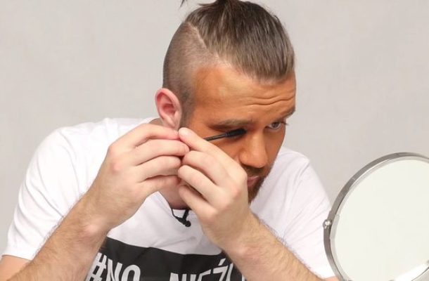 Musicie to zobaczyć. Faceci robią sobie makijaże [VIDEO]