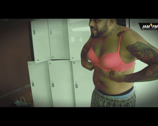 Dwaj DJ-e powiększyli sobie piersi [VIDEO]