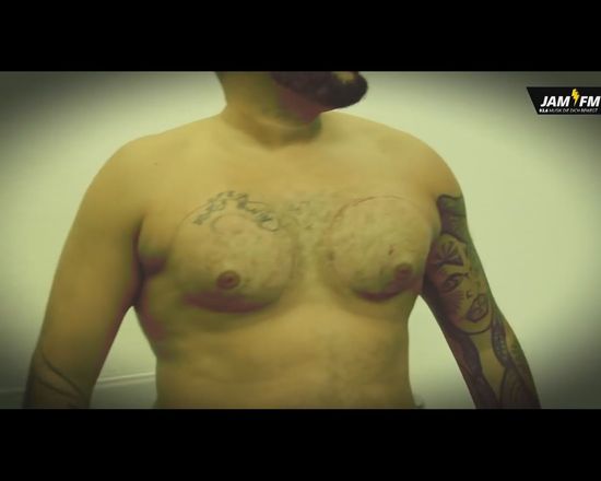 Dwaj DJ-e powiększyli sobie piersi [VIDEO]