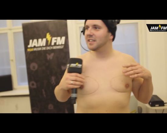 Dwaj DJ-e powiększyli sobie piersi [VIDEO]