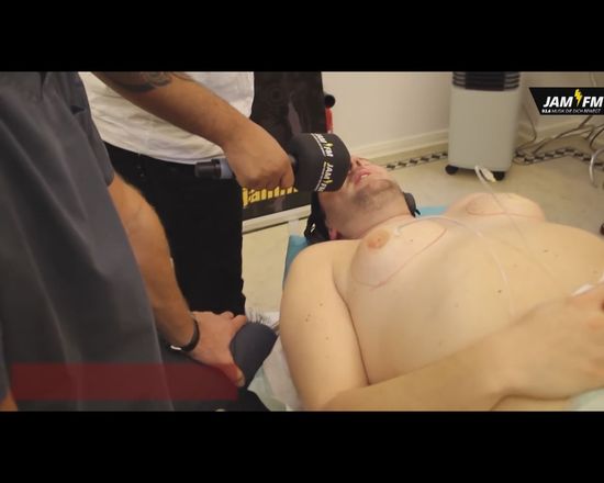 Dwaj DJ-e powiększyli sobie piersi [VIDEO]