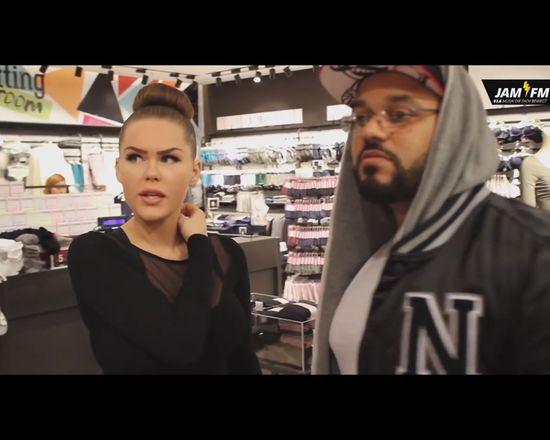 Dwaj DJ-e powiększyli sobie piersi [VIDEO]